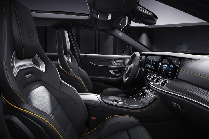 イエローのステッチが目を引く、スポーティーなデザインのナッパレザーシートが標準で装備される。