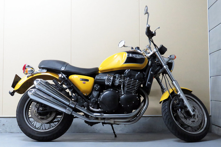 冬の間に干上がってしまったバッテリーの交換も兼ねて（実際にはバッテリー液の補充だけで済んだ）、この3月に定期点検に出した「トライアンフ・サンダーバードスポーツ」。いろいろな部分が、すっかり若返って帰ってきた。