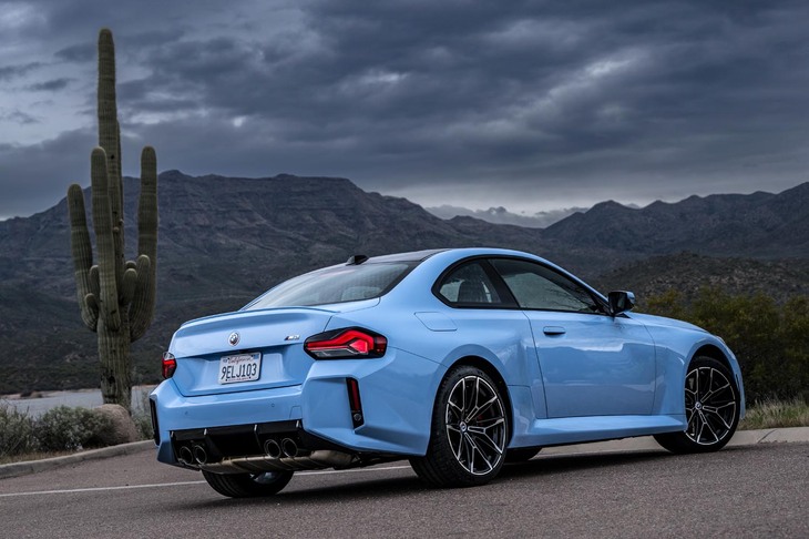 ボディーカラーは写真の「Mザントフォールト・ブルー」（青系）に加えて、白系、黒系、赤系、グレー系の4色もラインナップされる。