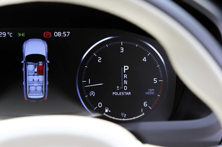 「ポールスターエンジニアード」モードに変更すると、メーターパネル内のギアポジションの下に「POLESTAR」ロゴが表示される。