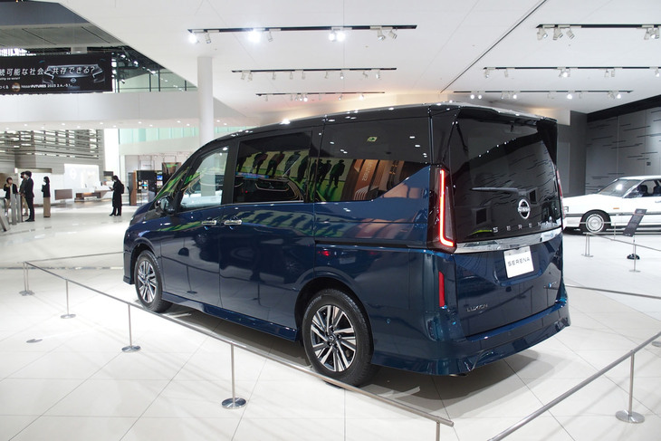 日産セレナ（リアビュー）