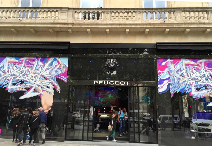 2015年5月の「プジョー・アベニュー」。このときは、パリで活躍するグラフィティアート作家ダルコ氏によって、期間限定のウィンドウが展開されていた。若者の心をつかもうとするブランドの苦心が伝わってくる。