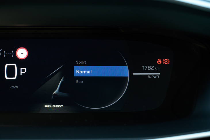 ドライブモードは「エコ」「ノーマル」「スポーツ」の3種類が選べる。
