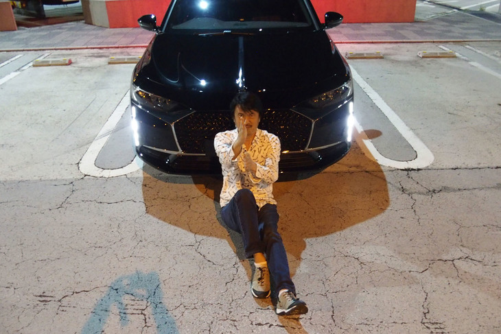 ボンネットのセイバーをイメージして縦スジのポージング。しかしこうしたデザイン的な遊びは、守旧派が期待するシトロエン／DSらしいアバンギャルドさとはちょっと違うような気がする。