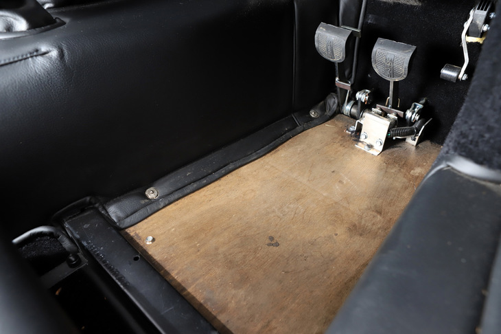 フロアカーペットをめくると現れる、トネリコ材のフロアパネル。「モーガン4/4」の車体は、スチール製のシャシーに木製のボディーフレームを載せ、そこにアルミ製のパネルを貼り付けた構造となっている。