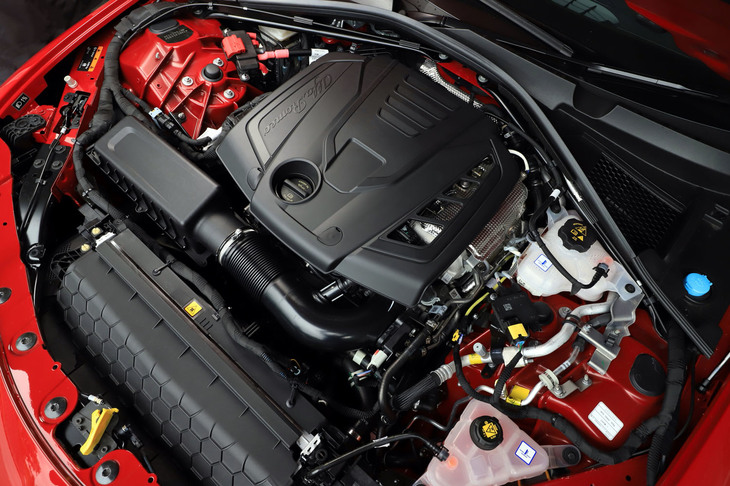 吸気側に電動油圧制御の動弁機構が採用された2リッター直4ガソリンターボエンジン。最高出力200PSと最大トルク330N・mを発生する。