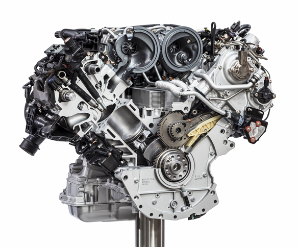 ポルシェが開発した2.9リッターV6ツインターボエンジン。過給機はシリンダーバンクの間におさめられている。