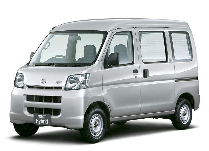 2005年発売の「ダイハツ・ハイゼットカーゴ ハイブリッド」。駆動はエンジンが主体で、回生などで発電した電気で回すモーターがアシストする仕組みだった。（写真＝ダイハツ工業）