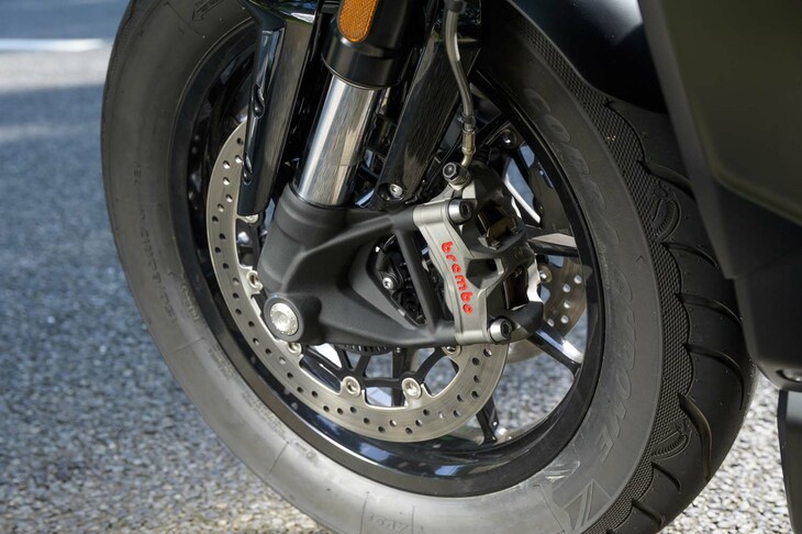 ブレーキは前がφ320mmのダブルディスクに4ピストンラジアルモノブロックキャリパー、後ろがφ300mmのシングルディスクに4ピストンモノブロックキャリパーの組み合わせ。コーナリングABSが装備される。