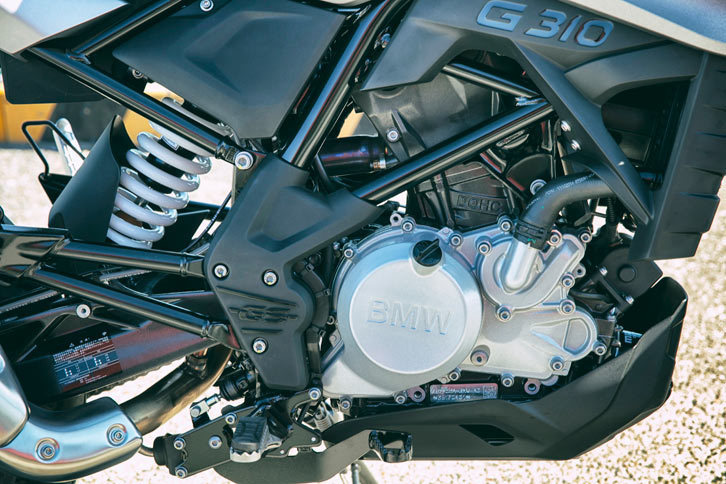 「G310」シリーズを支える313ccの水冷単気筒エンジン。インテークが前、エキゾーストが後ろというユニークなレイアウトで搭載されている。