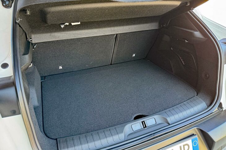 ラゲッジスペースの容量は400リッター。後席を倒せば、1265リッターまで拡張できる。（写真：嶋田智之）
