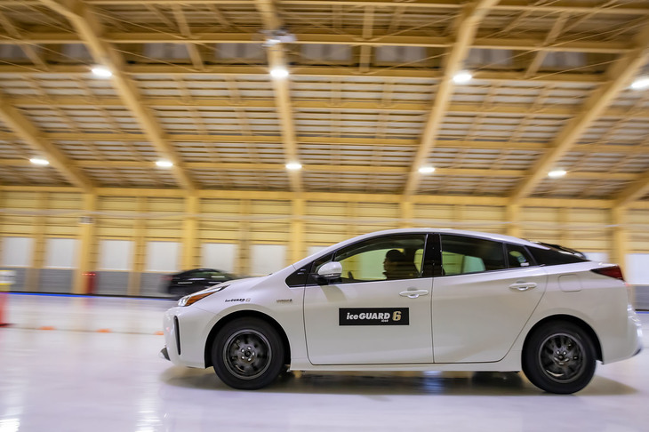 2018年に完成した屋内氷盤試験場の氷盤路で、スタッドレスタイヤ「アイスガード6 iG60」とオールシーズンタイヤ「ブルーアース4S AW21」の比較試乗を行った。写真は195/65R15サイズのアイスガード6 iG60を装着した「トヨタ・プリウス」。