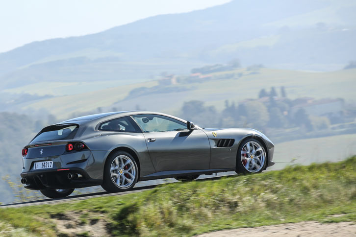 容量450リッターの荷室を持つ「フェラーリGTC4ルッソT」。フェラーリの中ではSUV的なモデルかもしれないが、市場からは“背の高い、よりSUVらしいフェラーリ”を望む声も上がっている。