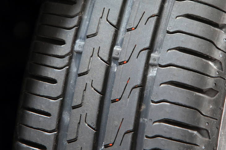 「エココンタクト6」では、リブの左右でエッジの形状が異なっている。内側（写真向かって左）のエッジが角の立った形状となっているのに対し、外側（同右）のエッジは丸みを帯びている。コーナーでクルマが踏ん張った際に、エッジが巻き込んでしまうのを防いでいるのだ。