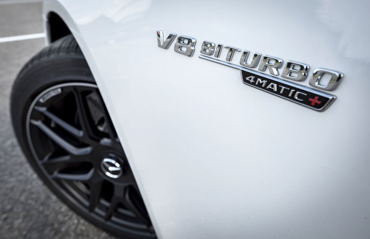 「メルセデスAMG S63 4MATIC＋ ロング」のフロントフェンダー部には、「V8 BITURBO（V8ツインターボ）」のエンブレムが添えられる。