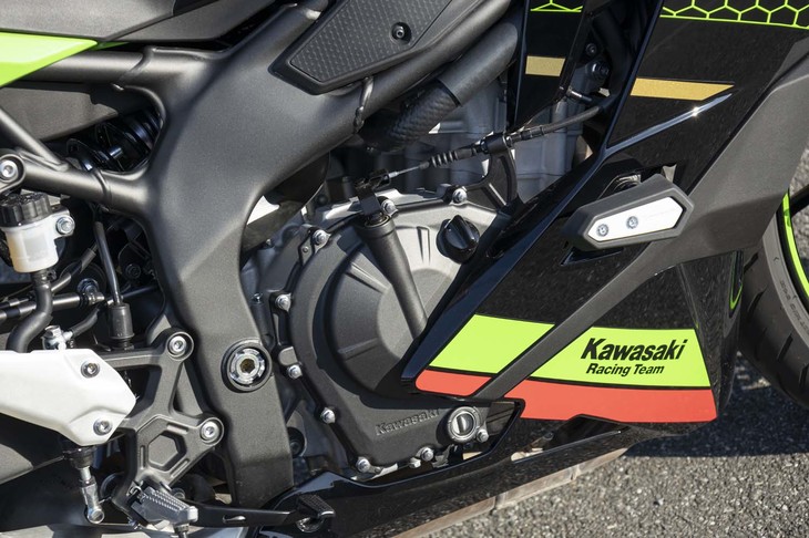 「ニンジャZX-25R」のキモとなるのが、この新開発エンジン。現在250ccクラスでは唯一の4気筒ユニットとなっている。