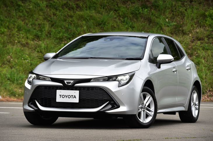 フロントまわりは、エッジの効いたデザイン処理が随所に施されている。