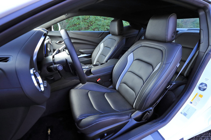 張りのあるレザーシートは一見平たんな造形だが、実際には背もたれ・座面ともにサポートがしっかりしていてホールド性は高い。メモリー機能付き電動調整機構が標準装備される。