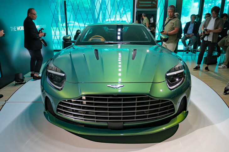 アストンマーティンDB12（フロント）