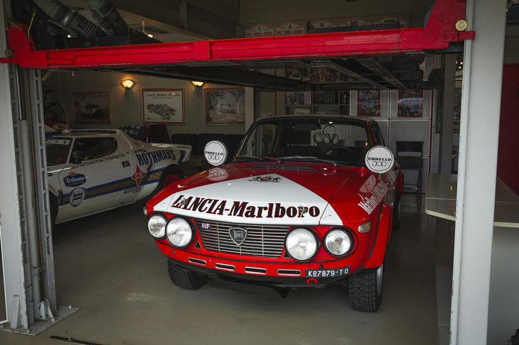 1974年のサファリラリーに出場したフルヴィア クーペ。現在、オーバーホールしたパワーユニットは搭載していない状態で、オリジナルの状態に戻すための細かい作業を進めているところ。ボディーのチーム名などは手書きだが、書き直したという凝りようだ。