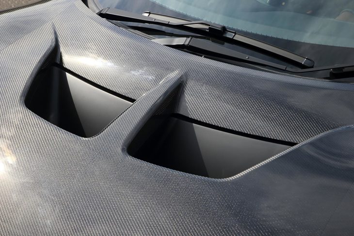 カーボン製のフロントボンネットには、ダウンフォースを発生させるためのエアアウトレットが設けられている。