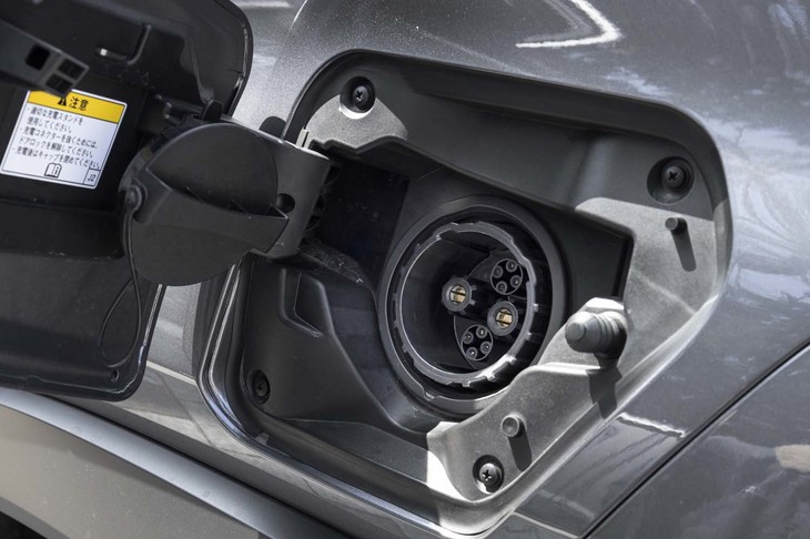 急速充電ポートは車両の左側面にレイアウトされる（反対側は普通充電用）。50kWのチャージャーを使った場合、50分で0％から75％まで充電できる。