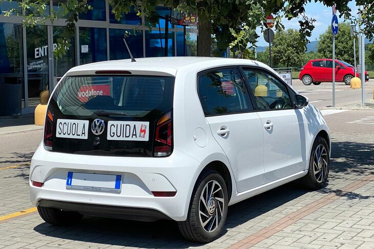 「フォルクスワーゲンup!」。2020年シエナ県で撮影。