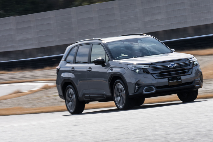 足まわりでは、従来型のシャシーをベースにダンパー、スプリング、ブッシュの仕様を変更。「S：HEV」ではフロントアームの後ろ側に“すぐり”を埋めた新形状のブッシュを採用。これは「クロストレック」のS：HEVにも使われるもので、タイヤからのインフォメーションとライントレース性の向上を図っている。