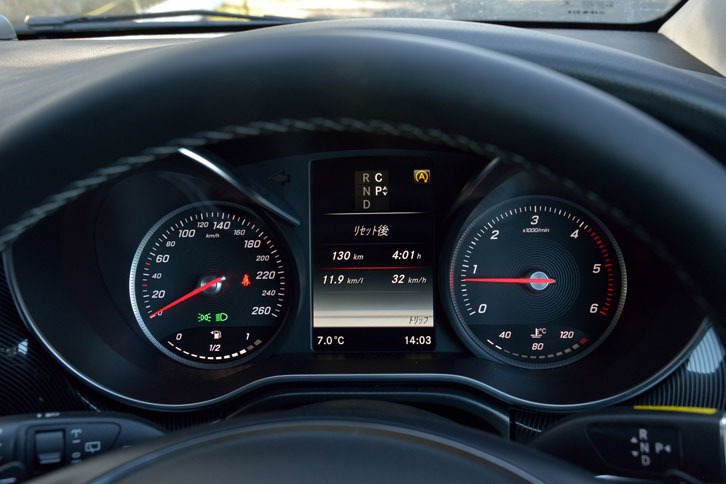 メーターのデザインは、アナログタイプの2眼式。中央に、マルチインフォメーションディスプレイが備わる。