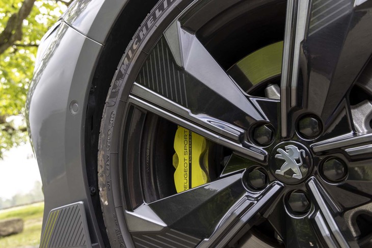 20インチの鍛造アルミホイールの奥には、「PEUGEOT SPORT ENGINEERED」ロゴ入りの4ピストンブレーキキャリパーがおさまる。
