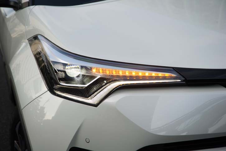 試乗車はオプションのLEDタイプのヘッドランプを装備していた。ウインカーは“流れるタイプ”となる。