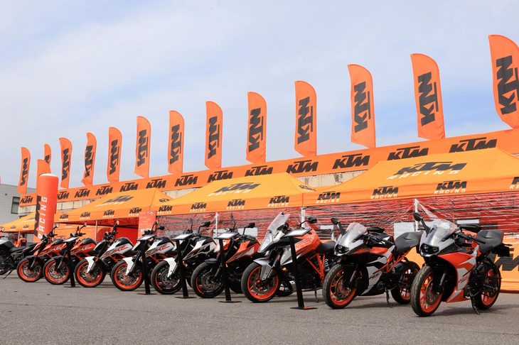 試乗会場にズラリと並べられたKTMの2018年モデル。50ccの競技用モトクロッサーから大排気量のツアラーモデルまで、KTMの商品ラインナップは豊富なバリエーションを誇る。