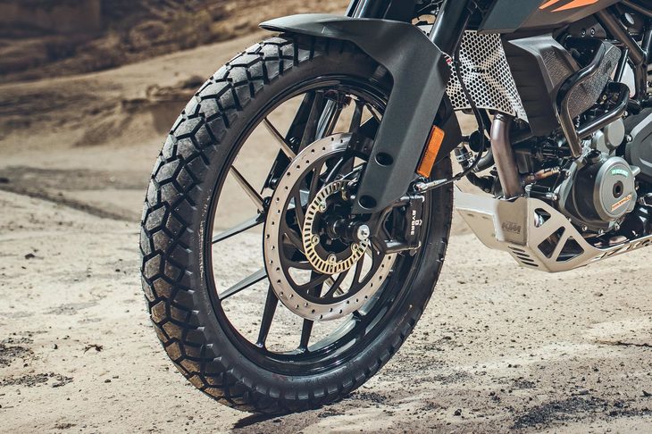 タイヤサイズは前が100/90-19、後ろが130/80-17。悪路走破性能はもちろん、オンロードでの快適性やグリップ力にも配慮した「コンチネンタルTKC70」が装着される。