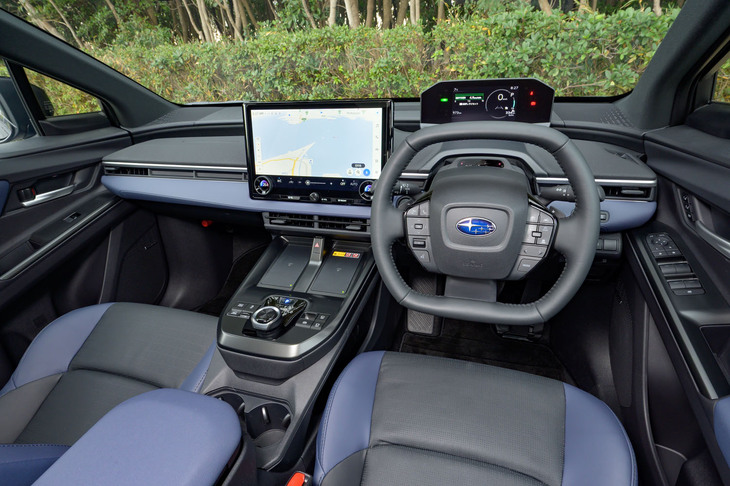 こちらも大きく手が加わったインストゥルメントパネルまわり。14インチの大型センターディスプレイや、新形状のセンターコンソールが目を引く。