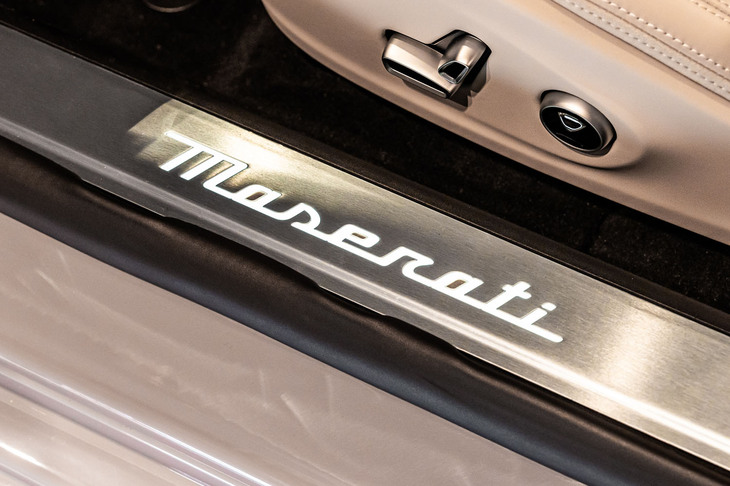 マセラティ・グランカブリオ トロフェオ（ドアエントリーモール）