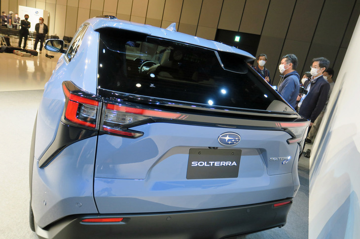 スバル・ソルテラ（リアビュー）