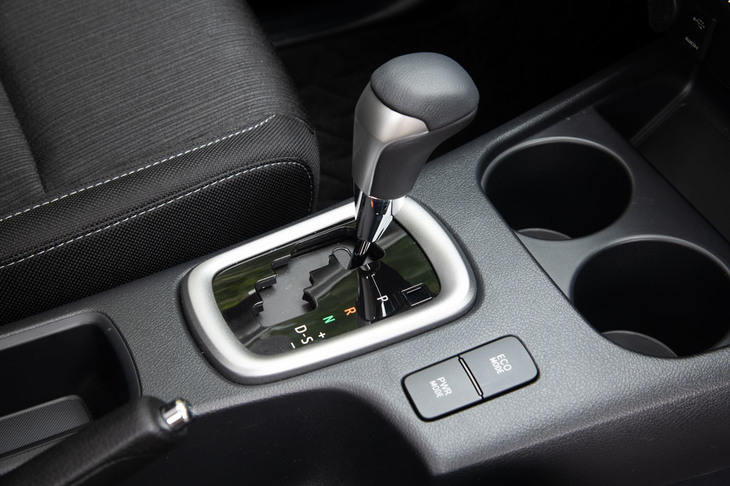 トランスミッションはトルコン式の6段ATで、シフトセレクターによる手動変速が可能。パワートレインの制御には「パワーモード」と「エコモード」が用意される。