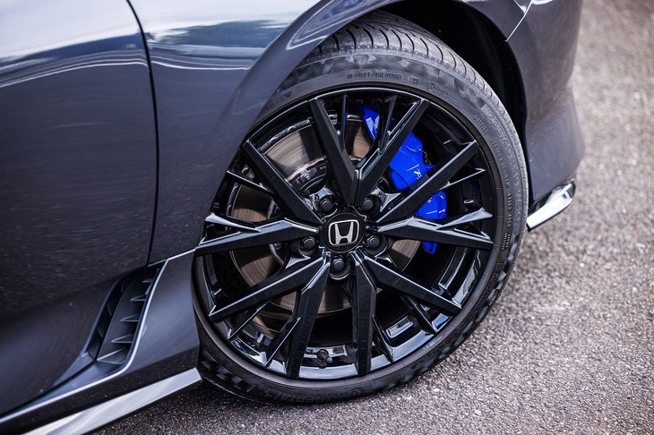 今回の試乗車は「ベルリナブラック」にペイントされた標準装備アイテムの「19インチノイズリデューシングホイール」に、235/40R19サイズの「コンチネンタル・プレミアムコンタクト6」タイヤをセット。ブルーのブレーキキャリパーはブレンボ製で、強力なストッピングパワーを発生させる。