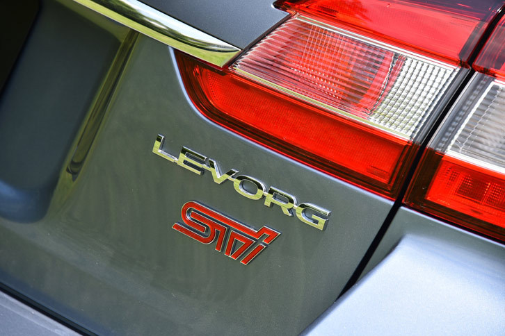 テールゲートに貼られた「STI」のバッジ。「STI Sport」では内外装の各所に「STI」のロゴが施されている。