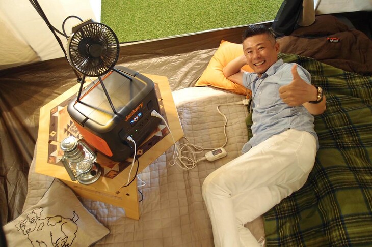 手狭いスペースが大好きな筆者にはリッパすぎる大型テントだけど、電気毛布が使えるモバイルバッテリーを置くならこれくらい広いテントがいい。それにしても電気毛布、きっと快適だろうなあ……。暖が欲しくなる低温時が、山がちな日本のキャンプサイトには四季を問わず大なり小なりあるからね。そして極めてサイレントな静音設計の1000 Proは、静まり返ったキャンプサイトの夜間にもその本領を発揮するはず。