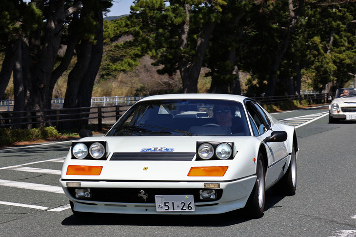 1982年「フェラーリ512BBi」。終始リトラクタブルヘッドライトを上げて走っていた白いBB。