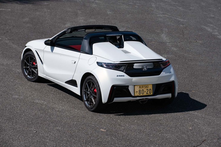 ソフトトップはサイドウィンドウ上部のロックを外して左右から巻き取る「ロールトップ」と呼ばれるタイプ。フロントフード下に収納スペースが用意されている。