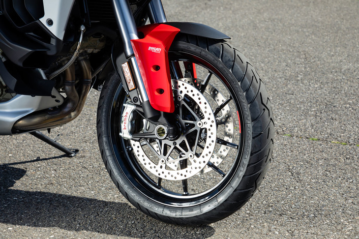 フロントホイールは、穏やかなハンドリング特性とオフロード性能の向上を目指し19インチにサイズを拡大。ホイールの大径化でジャイロ効果は増えたがエンジンの逆回転クランクがそれを相殺する。