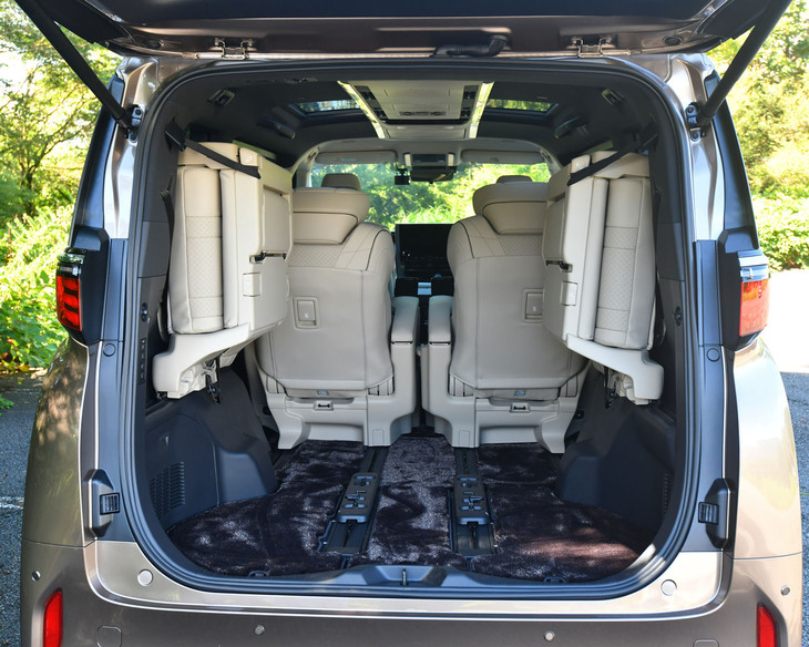 3列目シートの格納は左右へのはね上げ固定式。最後にベルトで固定するのは先代モデルと同じだが、ある程度の高さまで上げた後は自重で落ちてこないようになったため、格納しやすさは段違いだ。