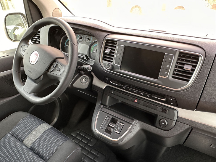 「E-ウリッセ」の運転席。日本で言うところのゴージャス感は、みじんも感じられない。