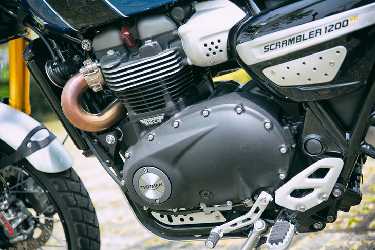 「ボンネビルT120」のエンジンをベースに独自の改良を施した1.2リッター直列2気筒SOHCエンジン。90psの最高出力と110Nmの最大トルクを発生する。