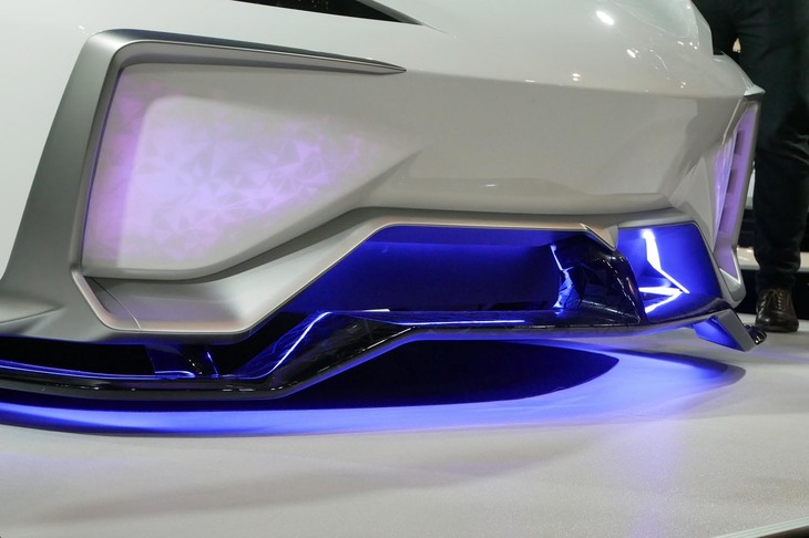 フロントのリップは、車速に応じて下がる構造になっている。