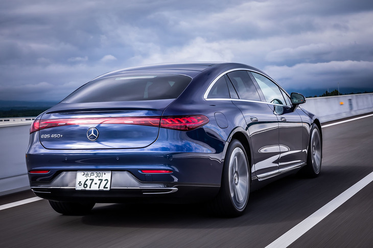 「コンフォートモード」選択時には、エアサスペンション「AIRMATIC」の働きにより120km/h超で10mm、160km/h超でさらに10mm車高を自動で下げ、高速走行時のドラッグを低減する。