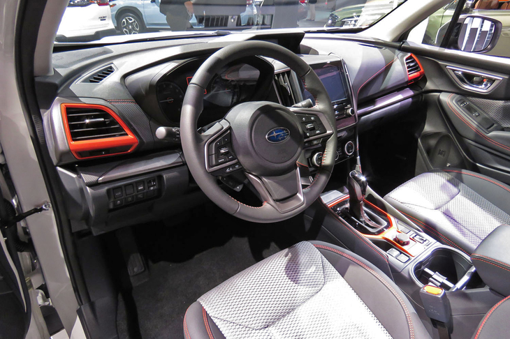 「フォレスター スポーツ」のインテリア。エアコンの吹き出し口やシフトレバー周辺部がアクセントカラーでドレスアップされている。