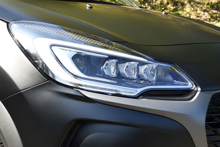 キセノンライトとLEDランプで構成されたヘッドランプ「DS LEDビジョン」が標準で備わる。